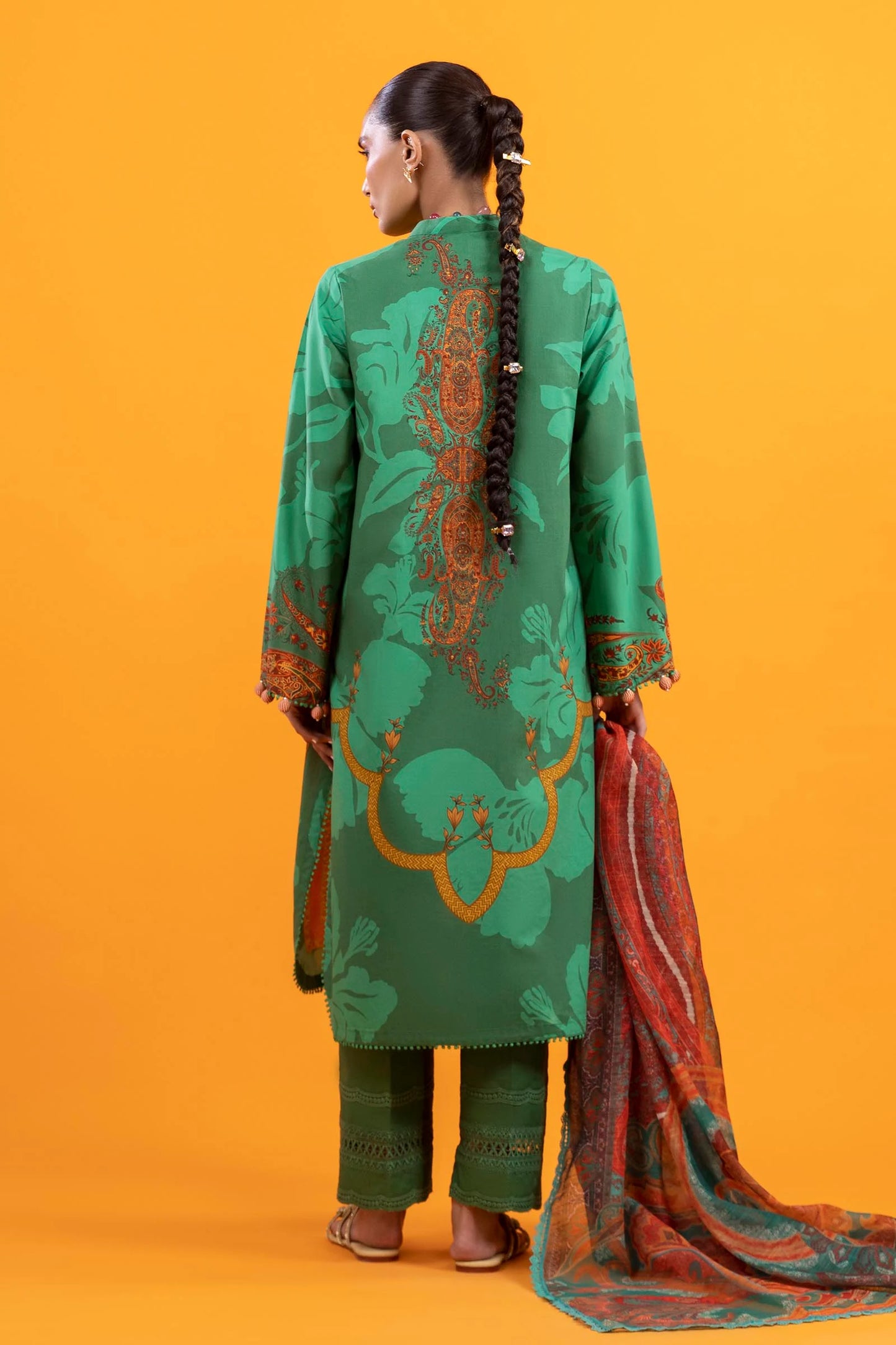 H253-001B-3DE – Mahay stitched emerald green lawn suit with embroidered organza neckline and printed monarc dupatta – Summer collection at Pakistanimoda