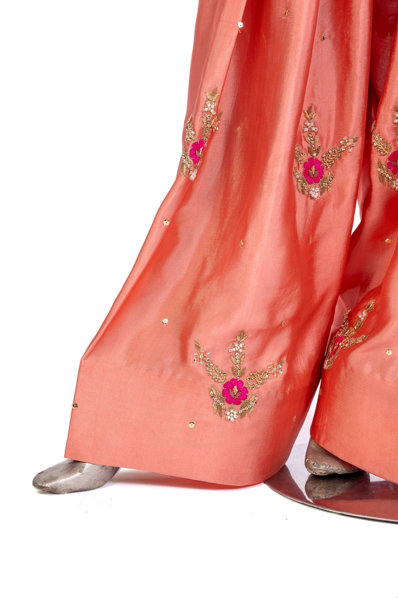 Hiba Peach Sheesha Silk Suit with resham & gota work, organza dupatta and silk border. Shop MariamRaj designer outfits at Pakistanimoda.