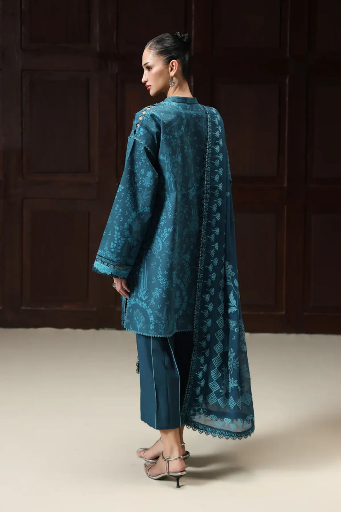 Alyra QQP-06(A) by Qalamkar teal blue lawn stitched 3PC suit featuring an embroidered front, printed chiffon dupatta, and plain cotton trousers.