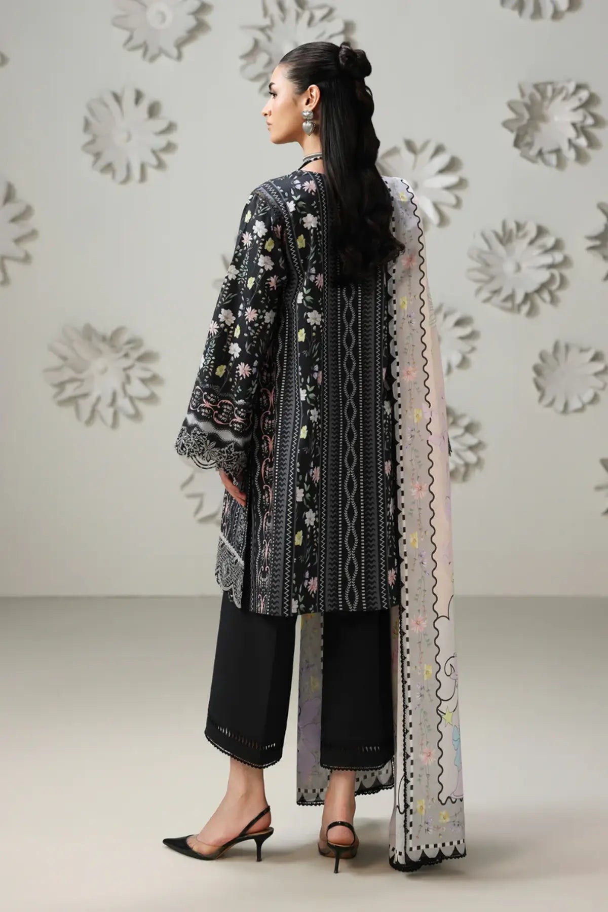 Amel QQP-08(A) by Qalamkar black floral lawn stitched 3PC suit with chikankari embroidery, printed lawn dupatta, and plain cotton trousers.