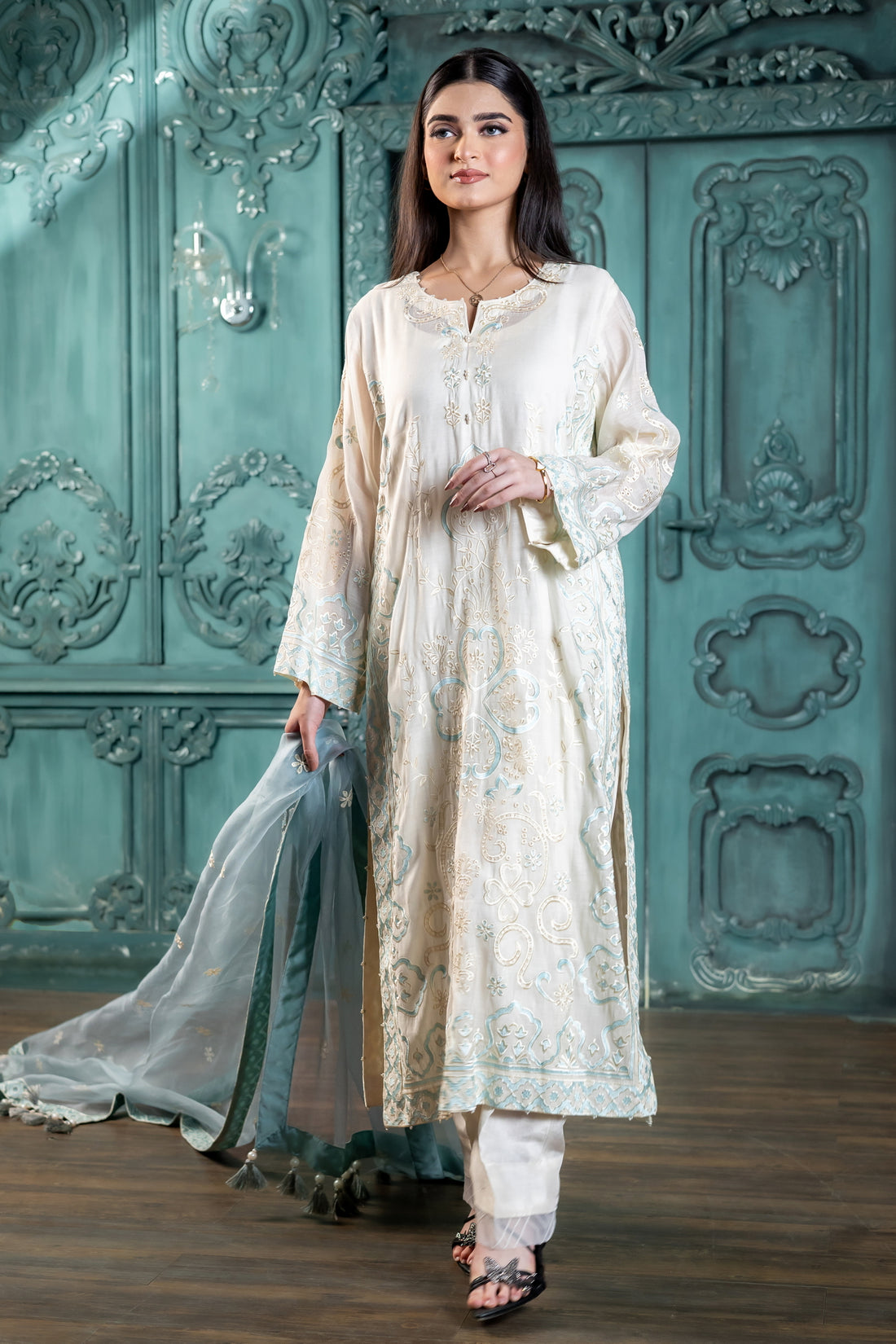 Anabia ivory paper silk Pakistani suit by MariamRaj exclusively at Pakistanimoda