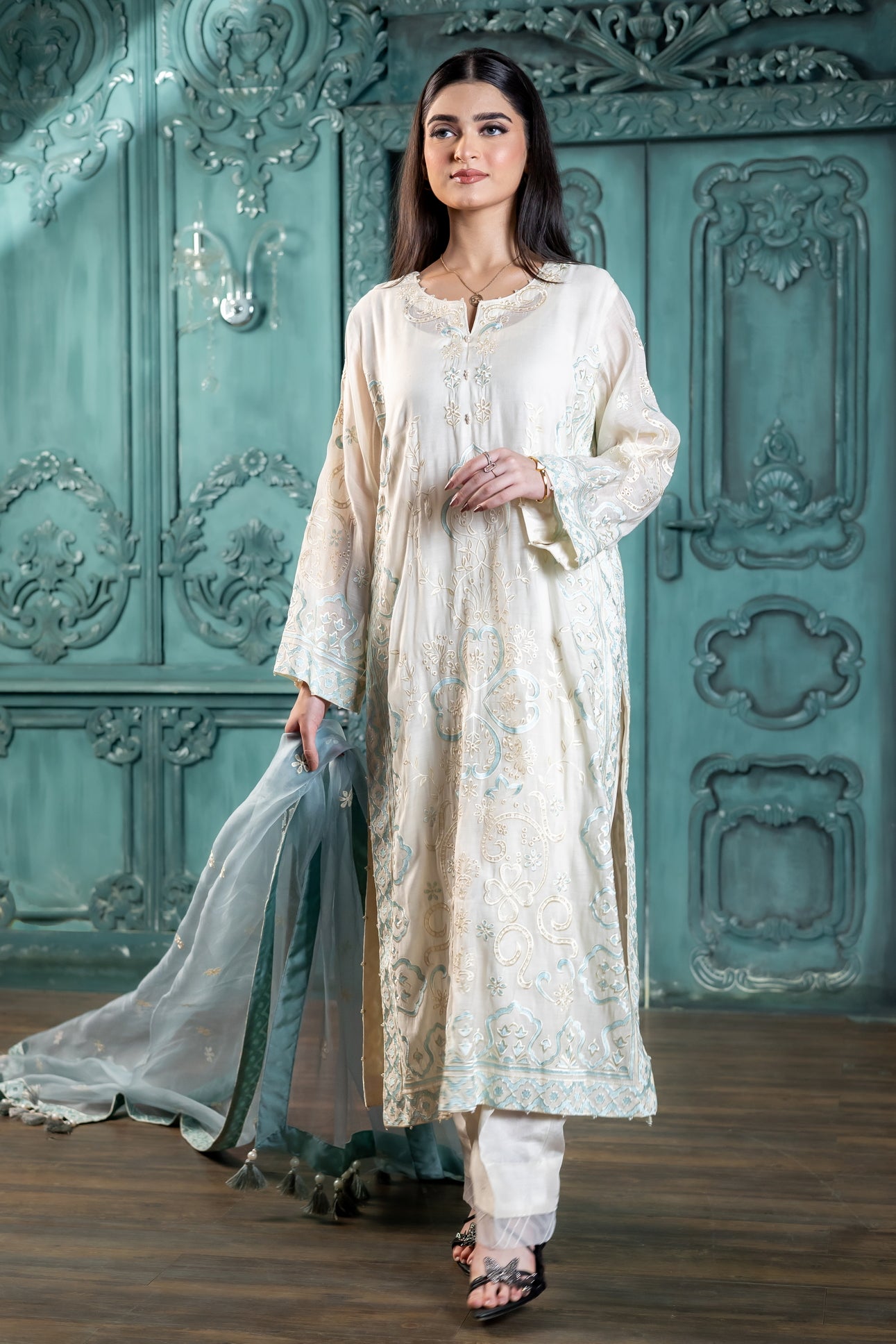 Anabia ivory paper silk Pakistani suit by MariamRaj exclusively at Pakistanimoda