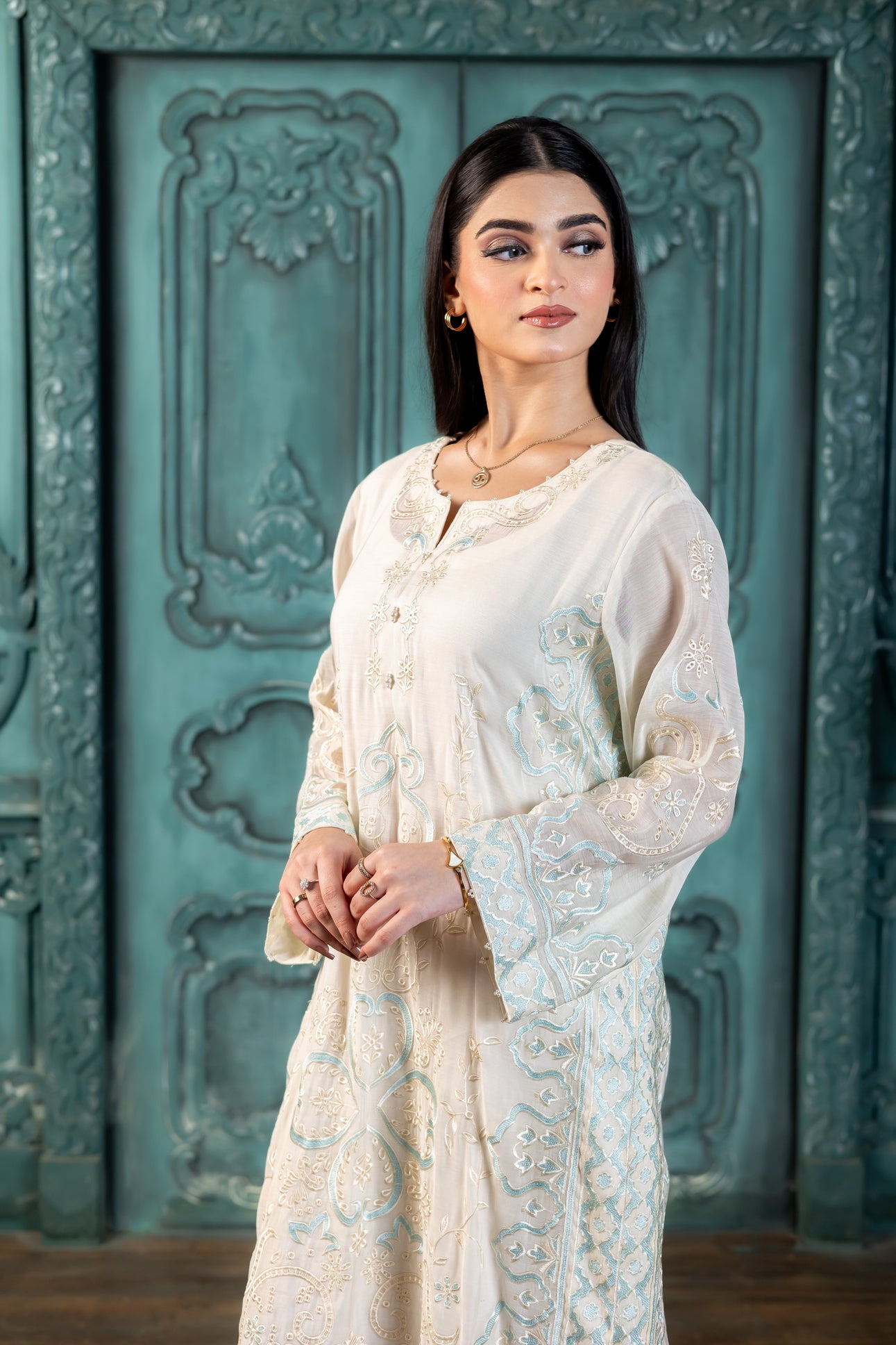 Anabia ivory paper silk Pakistani suit by MariamRaj exclusively at Pakistanimoda