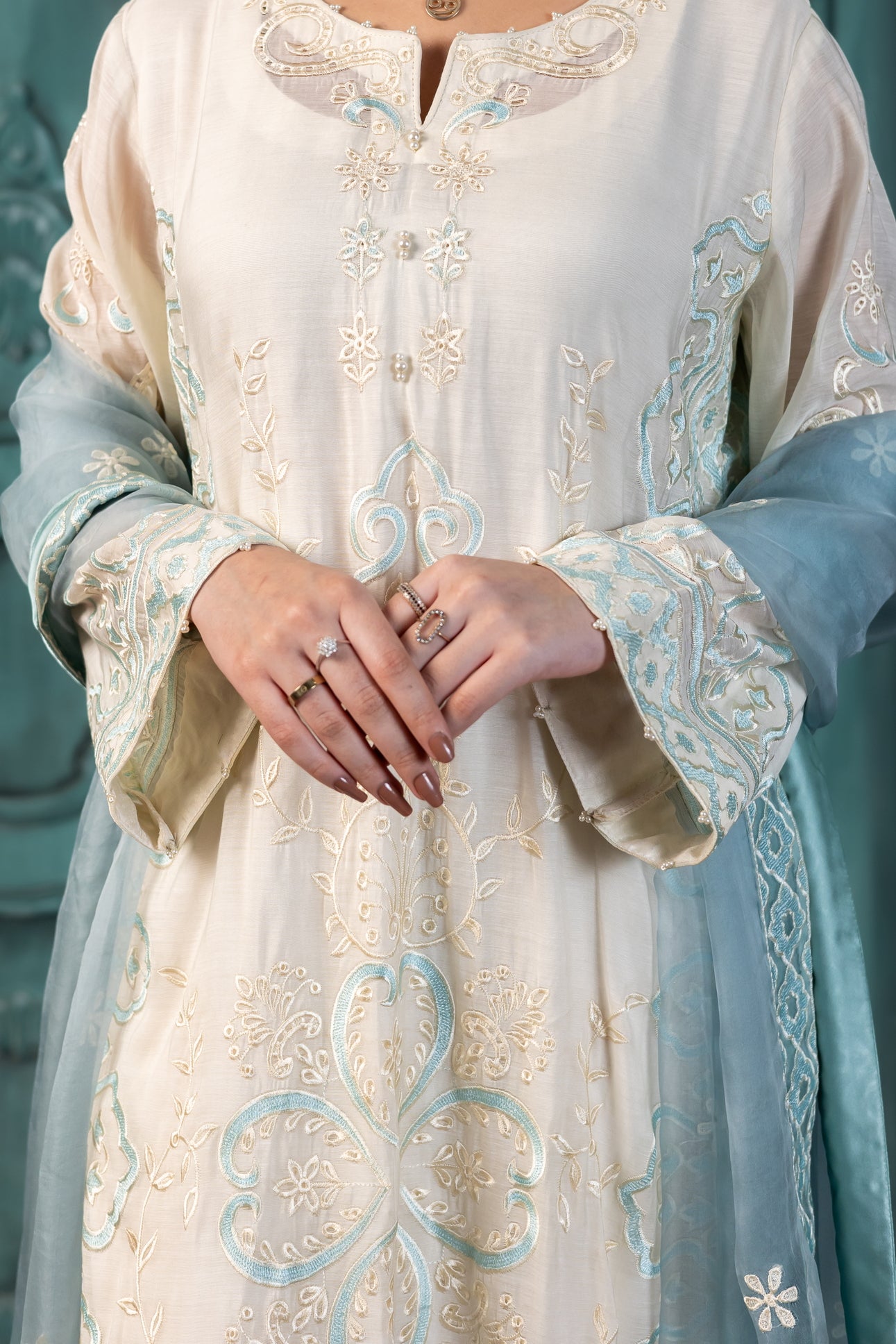 Anabia ivory paper silk Pakistani suit by MariamRaj exclusively at Pakistanimoda