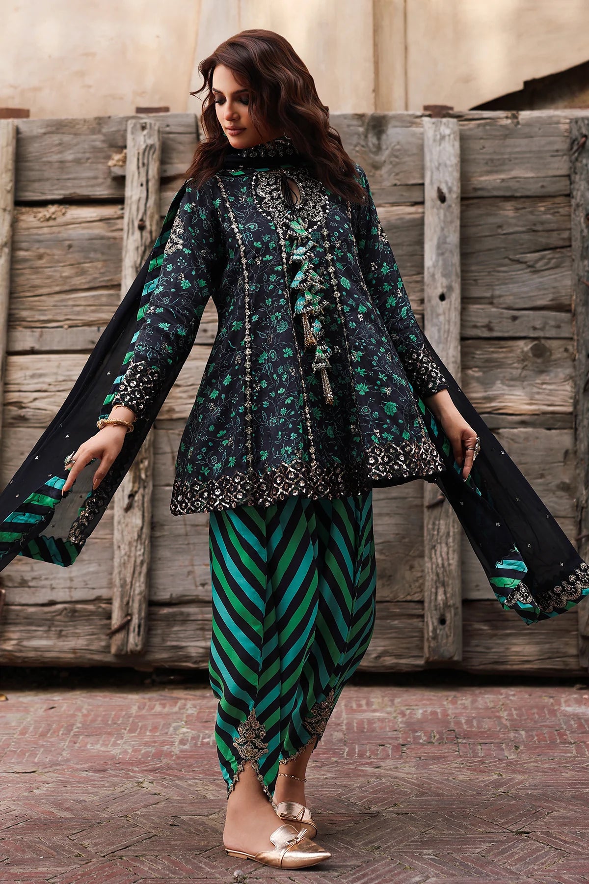 CMA-5-032 Pakistani green raw silk short shirt with tulip pants and chiffon embroidered dupatta – festive 3-piece outfit at Pakistanimoda.com.