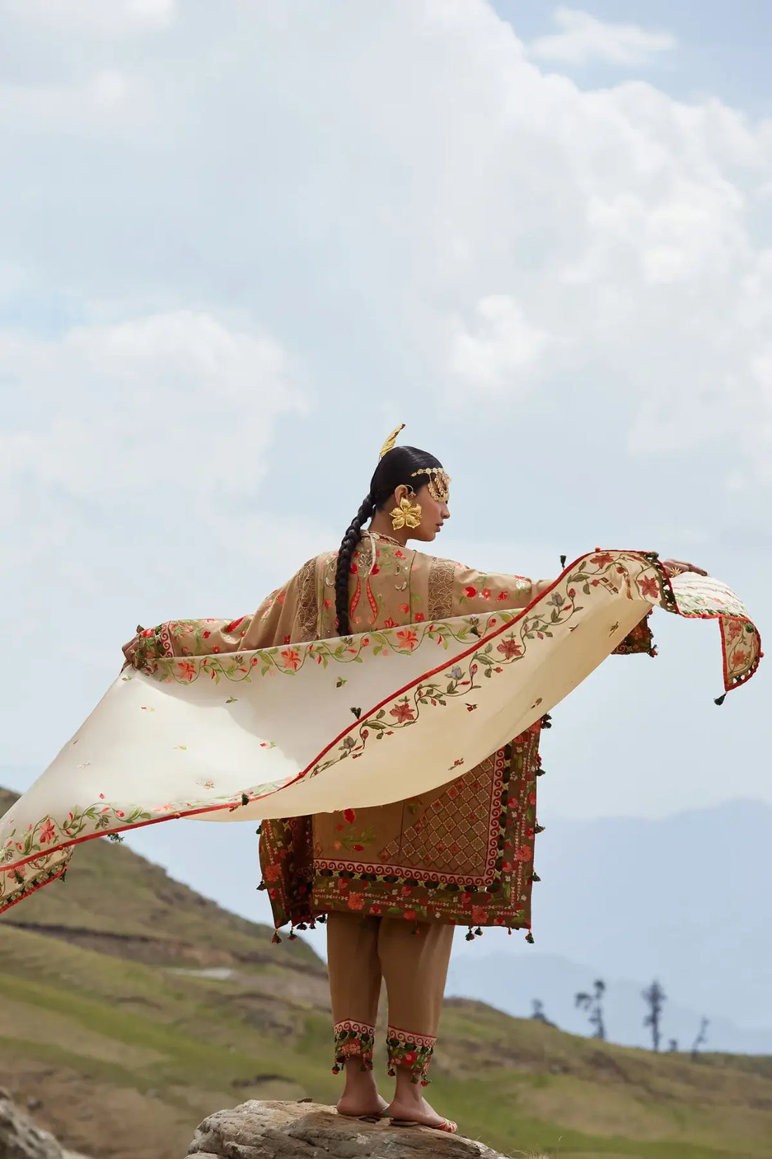 Deodar EL26-12 B beige gold Élan Lawn'26 stitched 3PC suit with silk dupatta