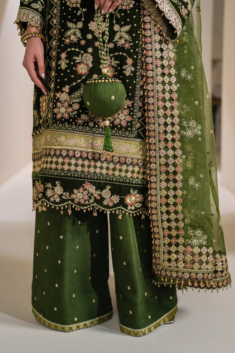 Velvet dress with gold thread embroidery for special occasions Velvet dress with gold thread embroidery for special occasions