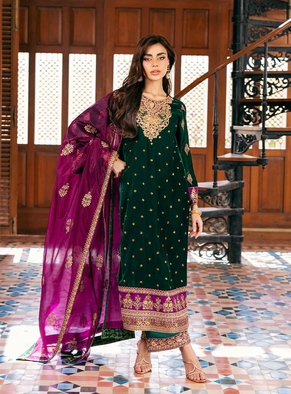 Esha Emerald Green Velvet Suit with Gold Embroidery and Purple Organza Dupatta by Zainab Chottani from Velvet Stitched ’25 Collection at Pakistanimoda.com.