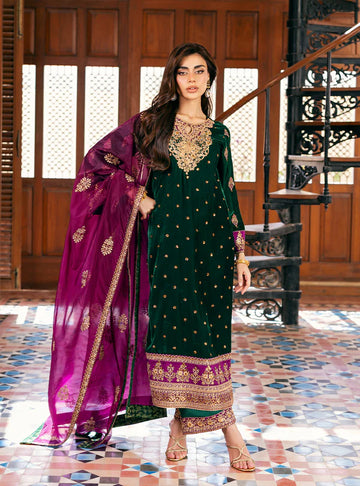 Esha Emerald Green Velvet Suit with Gold Embroidery and Purple Organza Dupatta by Zainab Chottani from Velvet Stitched ’25 Collection at Pakistanimoda.com.