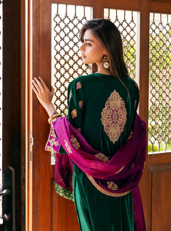 Esha Emerald Green Velvet Suit with Gold Embroidery and Purple Organza Dupatta by Zainab Chottani from Velvet Stitched ’25 Collection at Pakistanimoda.com.
