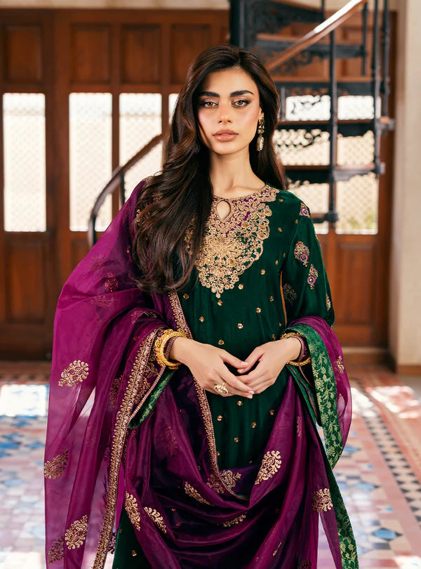 Esha Emerald Green Velvet Suit with Gold Embroidery and Purple Organza Dupatta by Zainab Chottani from Velvet Stitched ’25 Collection at Pakistanimoda.com.