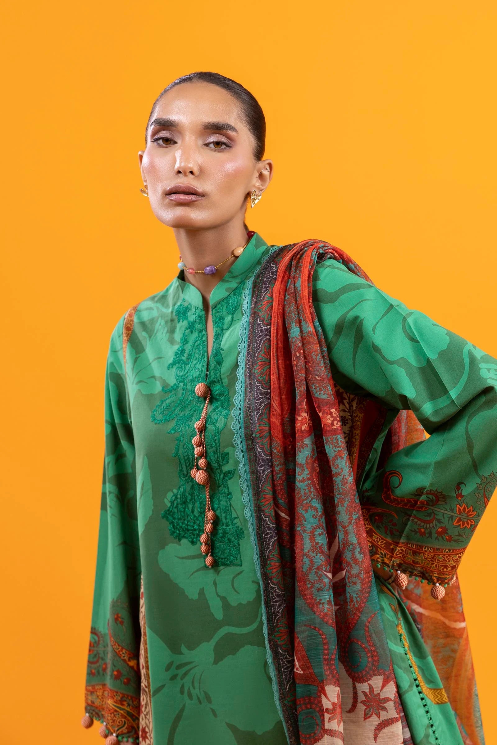 H253-001B-3DE – Mahay stitched emerald green lawn suit with embroidered organza neckline and printed monarc dupatta – Summer collection at Pakistanimoda