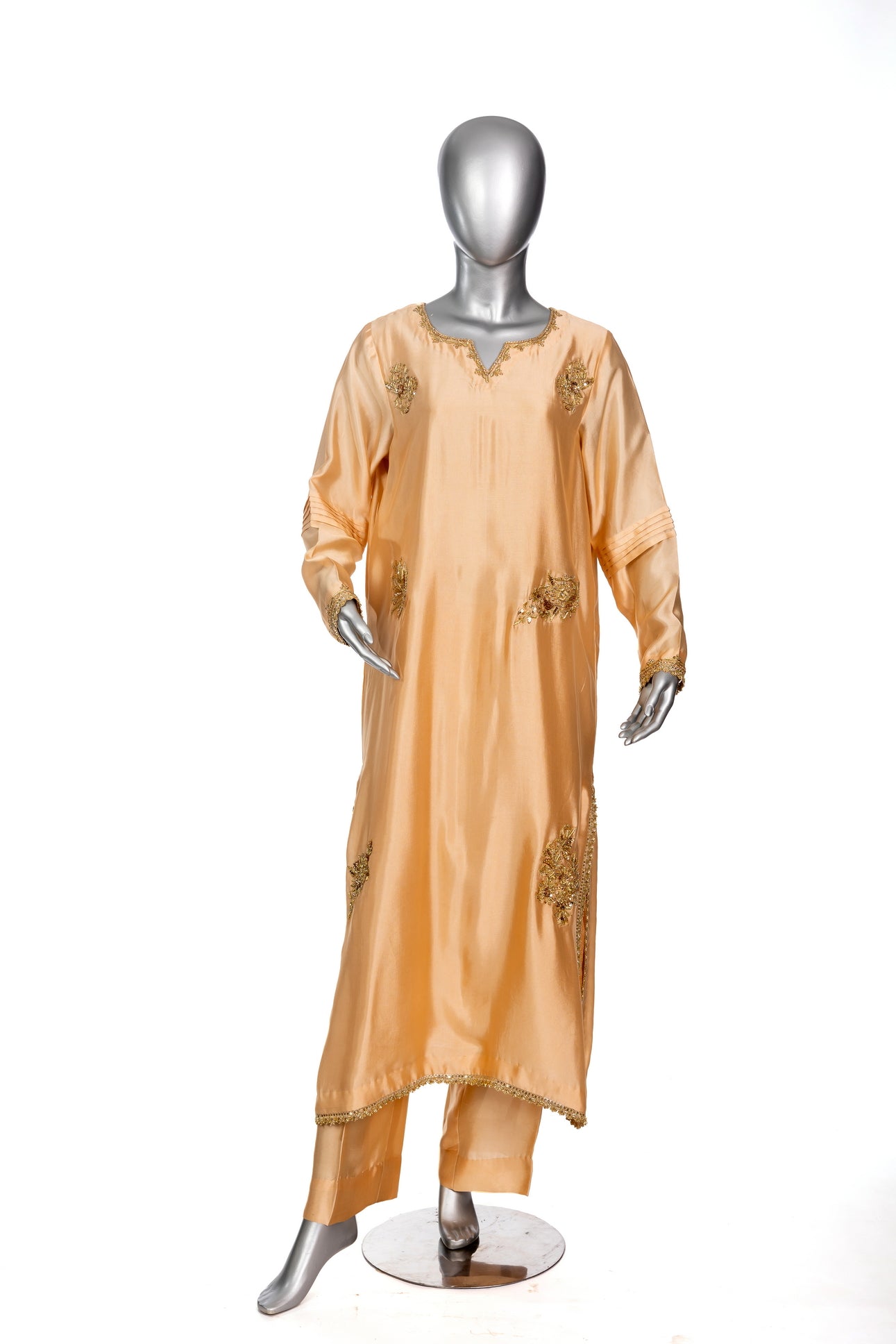 Haniya – Peach Gold Sheesha Silk suit with hand embroidery & silk dupatta by MariamRaj. Luxury festive & wedding wear at Pakistanimoda.