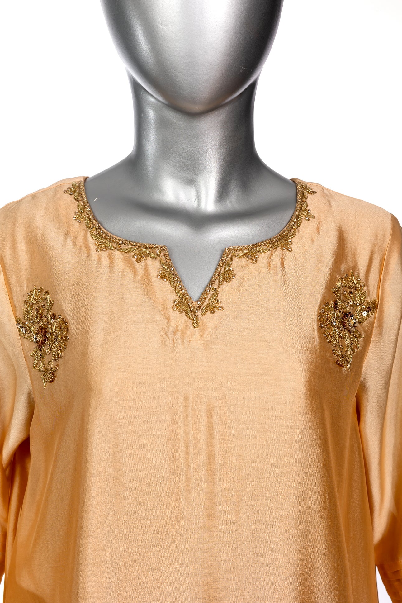 Haniya – Peach Gold Sheesha Silk suit with hand embroidery & silk dupatta by MariamRaj. Luxury festive & wedding wear at Pakistanimoda.