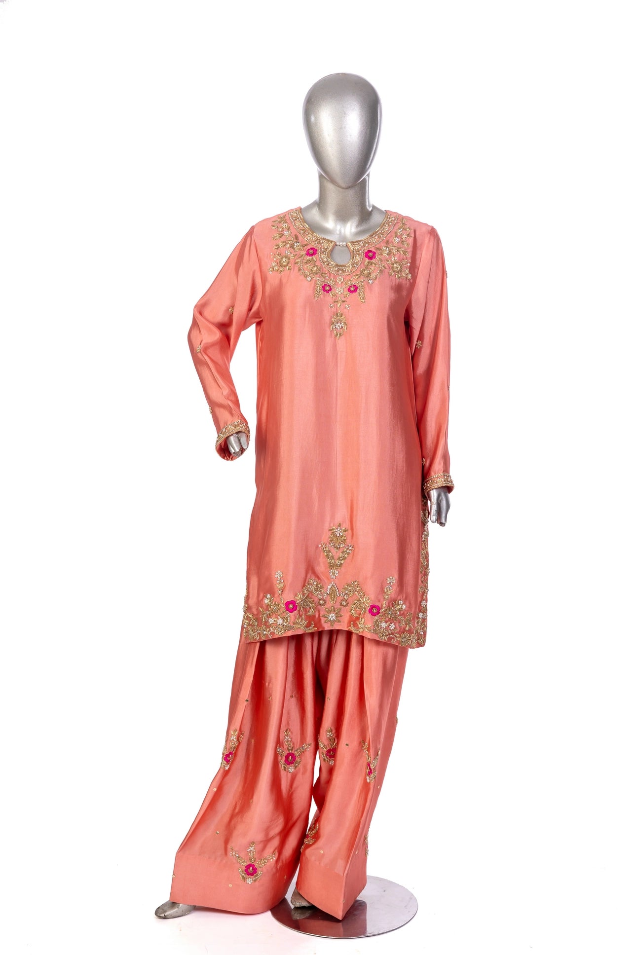 Hiba Peach Sheesha Silk Suit with resham & gota work, organza dupatta and silk border. Shop MariamRaj designer outfits at Pakistanimoda.