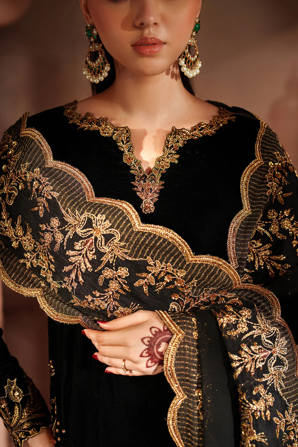 Iznik IV-62 Raagni Black Velvet Stitched 3-Piece Embroidered Suit – Shop Festive & Wedding Wear Online at Pakistanimoda.com