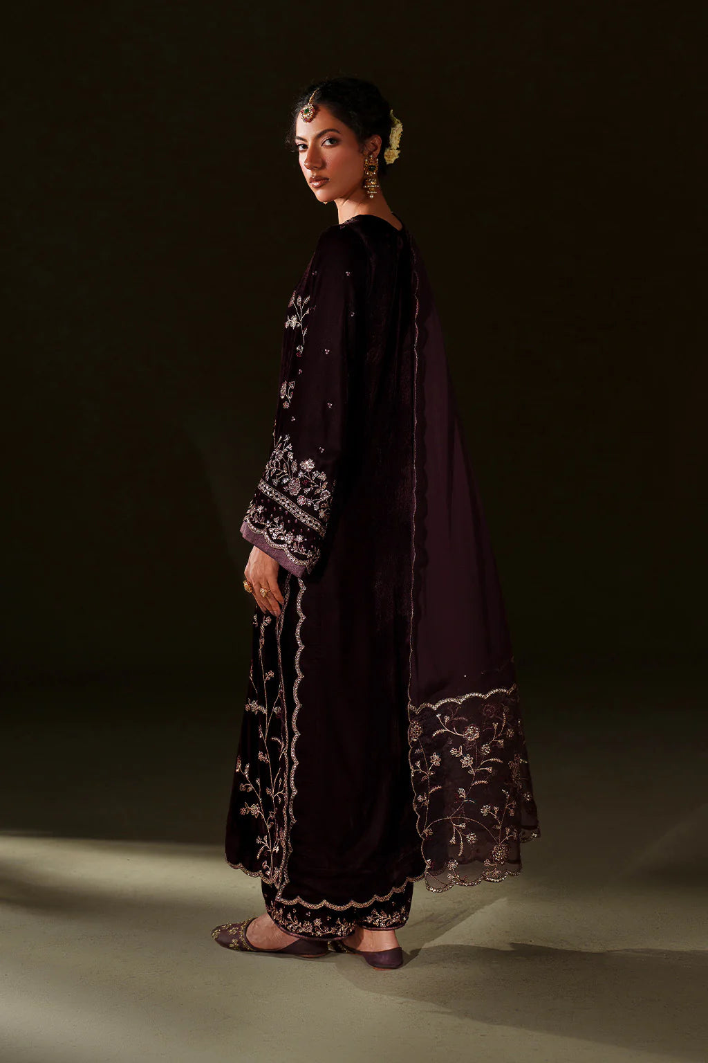 Iznik Velvet Edit II IV-70 deep plum embroidered velvet suit with chiffon dupatta, stitched winter outfit available at Pakistanimoda.