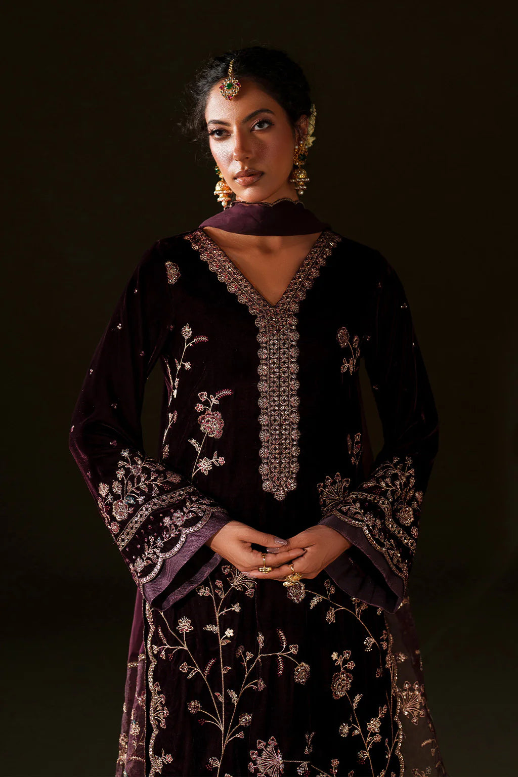 Iznik Velvet Edit II IV-70 deep plum embroidered velvet suit with chiffon dupatta, stitched winter outfit available at Pakistanimoda.