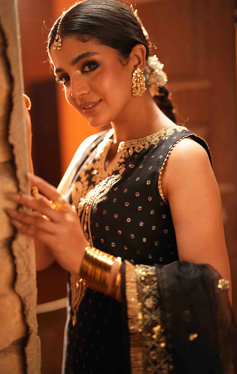 KAMILA black karandi gharara outfit with tilla, mirrorwork, and organza dupatta – formal Pakistani suit by Pakistanimoda.com