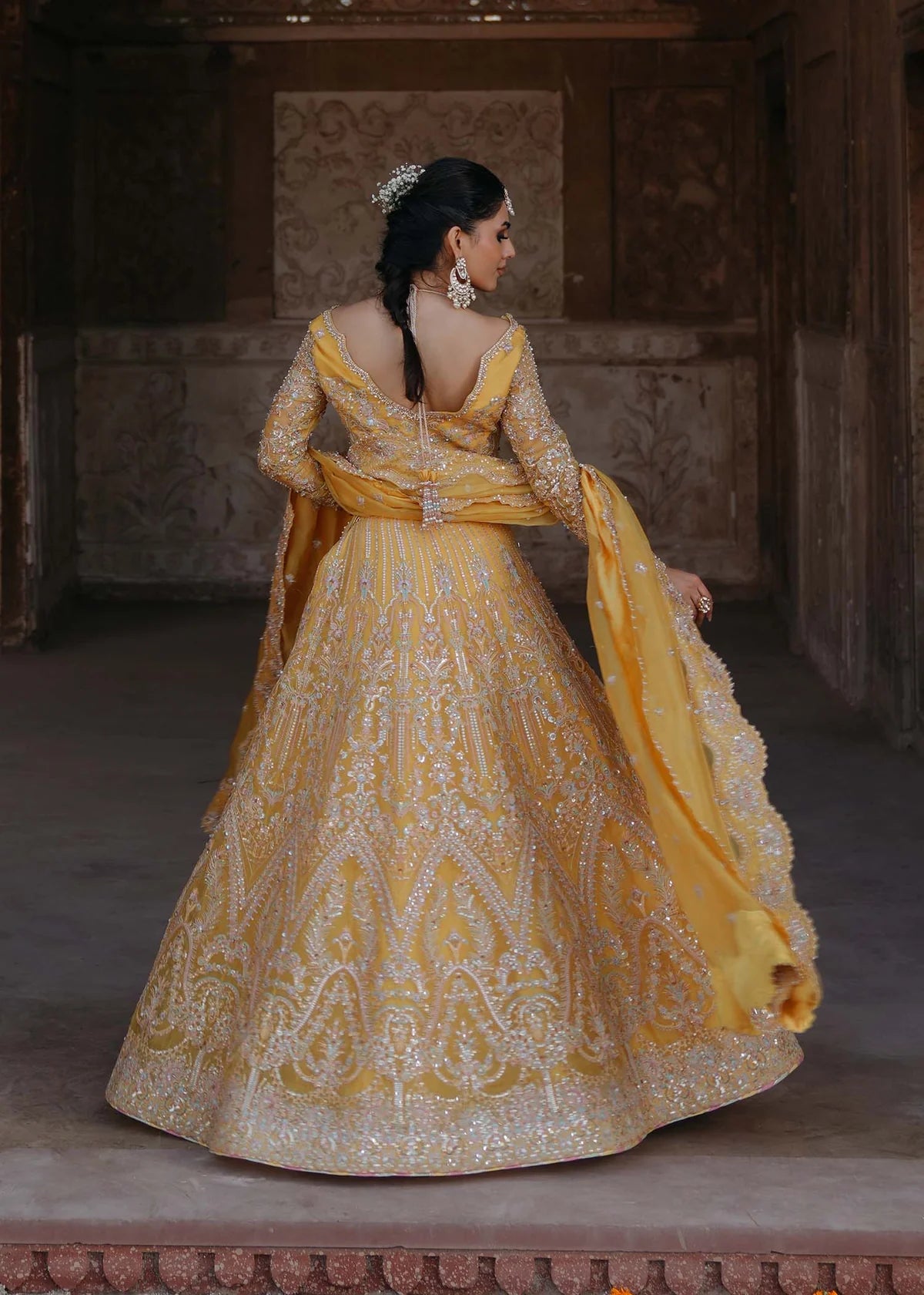 KHIRAD – Yellow kathaan organza bridal lehenga choli with embroidery and dupatta. Stitched mehndi and wedding wear online at Pakistanimoda.