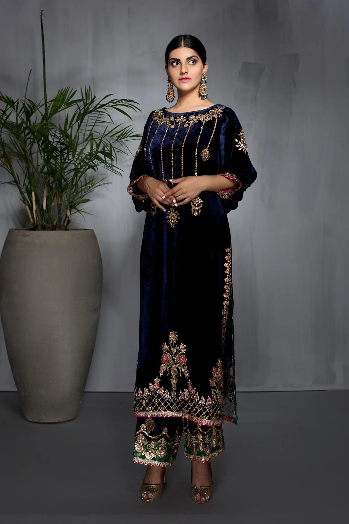 Luxury velvet outfit by Pakistanimoda.com with gota embroidery, jamawar pants, and organza dupatta