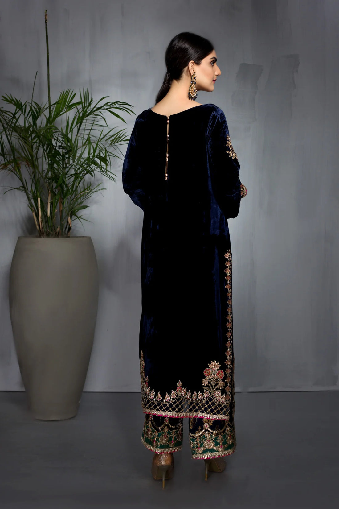 Luxury velvet outfit by Pakistanimoda.com with gota embroidery, jamawar pants, and organza dupatta
