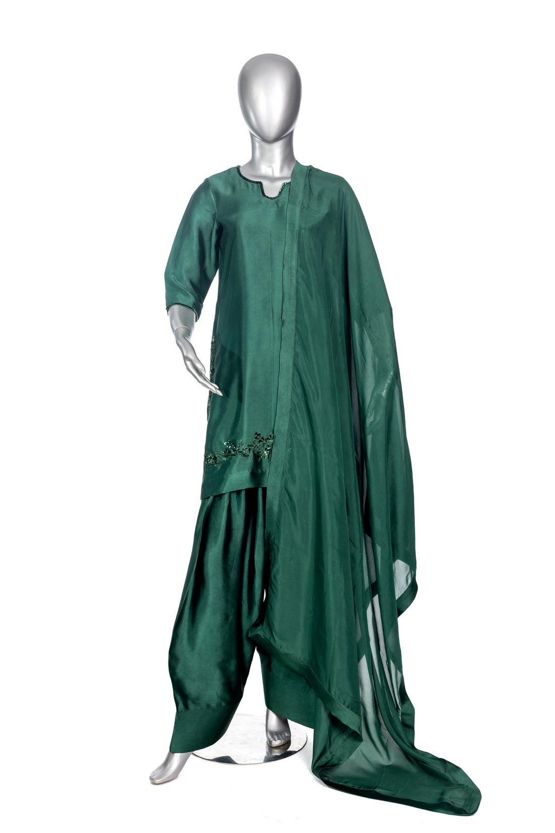 Kaneez – Emerald Green Sheesha Silk embroidered suit with Farshi Shalwar & silk dupatta by MariamRaj. Perfect wedding & festive wear Pakistanimoda.