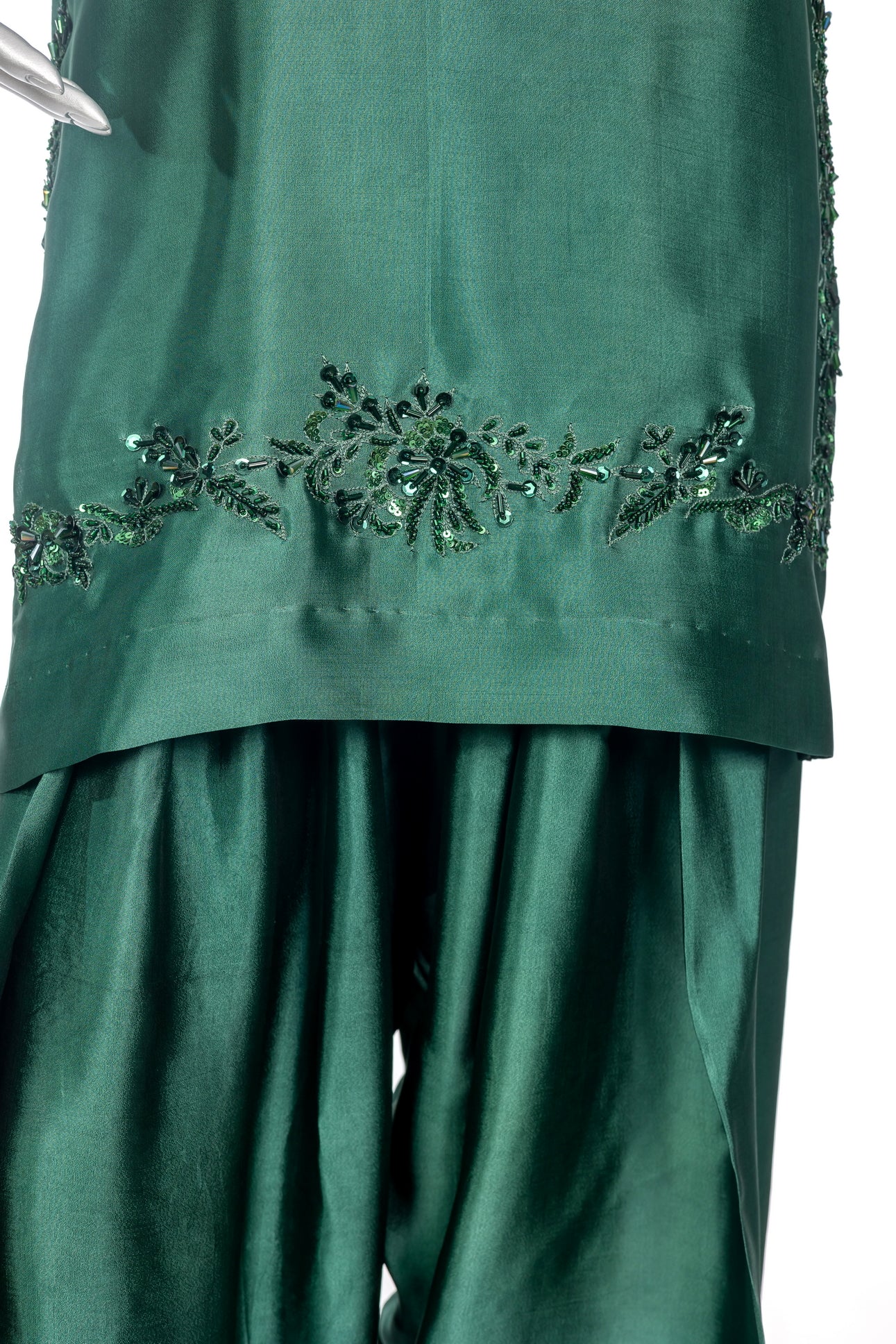 Kaneez – Emerald Green Sheesha Silk embroidered suit with Farshi Shalwar & silk dupatta by MariamRaj. Perfect wedding & festive wear Pakistanimoda.