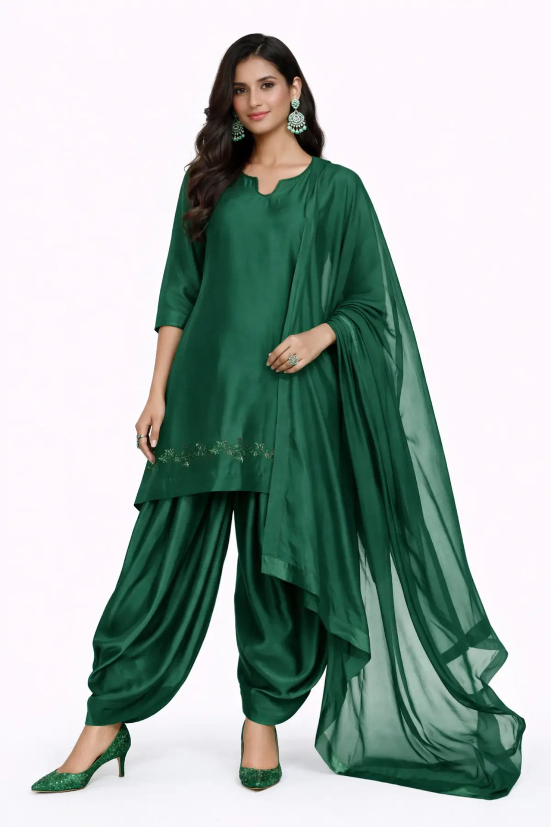 Kaneez – Emerald Green Sheesha Silk embroidered suit with Farshi Shalwar & silk dupatta by MariamRaj. Perfect wedding & festive wear Pakistanimoda.