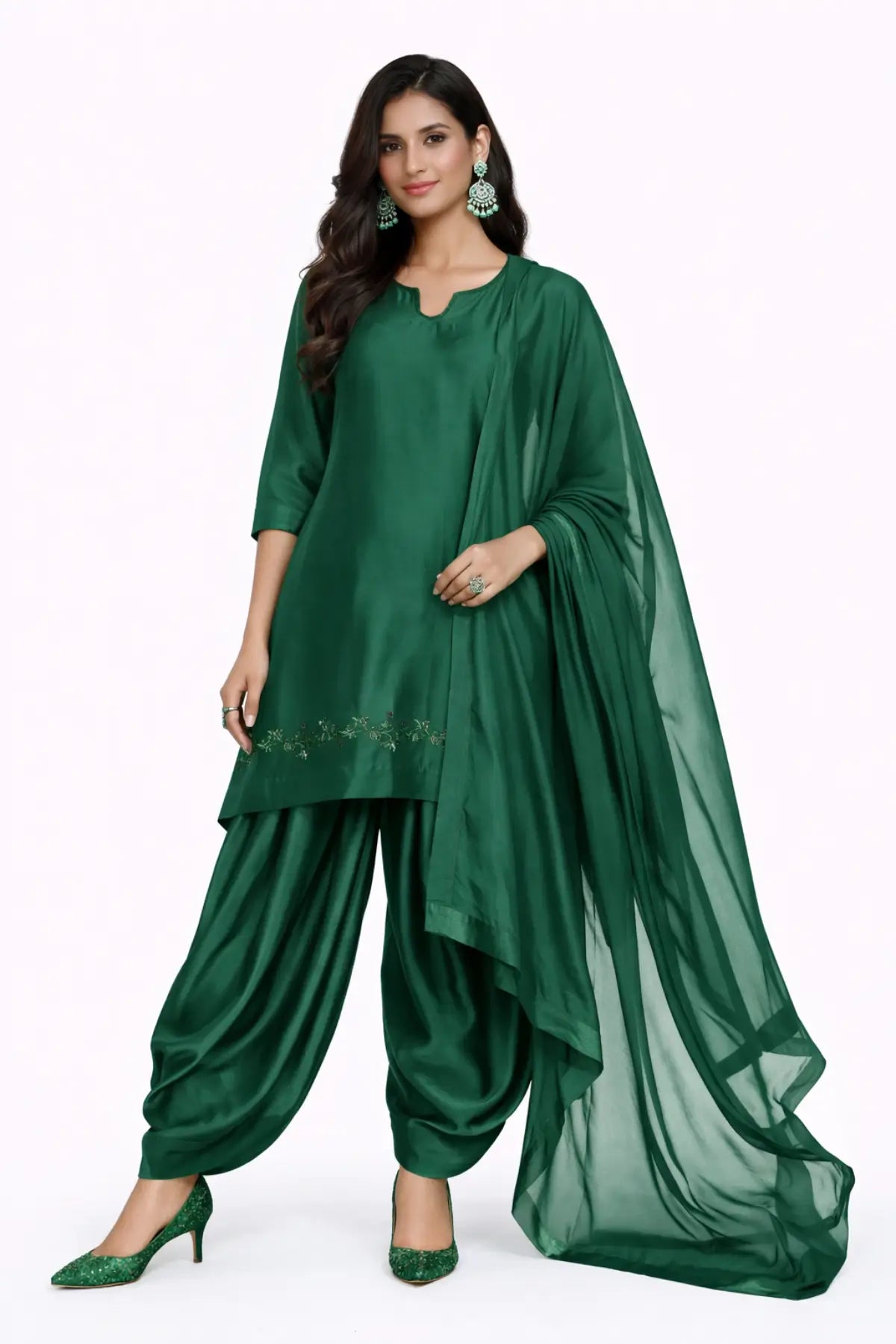 Kaneez – Emerald Green Sheesha Silk embroidered suit with Farshi Shalwar & silk dupatta by MariamRaj. Perfect wedding & festive wear Pakistanimoda.