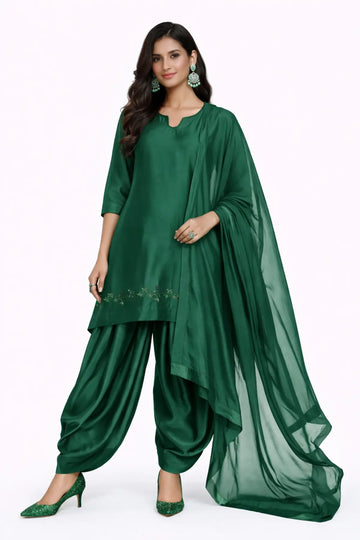 Kaneez – Emerald Green Sheesha Silk embroidered suit with Farshi Shalwar & silk dupatta by MariamRaj. Perfect wedding & festive wear Pakistanimoda.