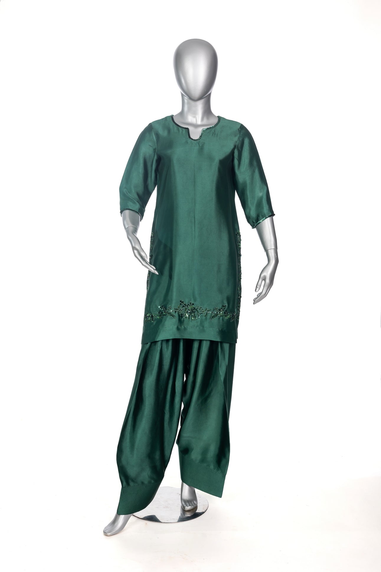 Kaneez – Emerald Green Sheesha Silk embroidered suit with Farshi Shalwar & silk dupatta by MariamRaj. Perfect wedding & festive wear Pakistanimoda.