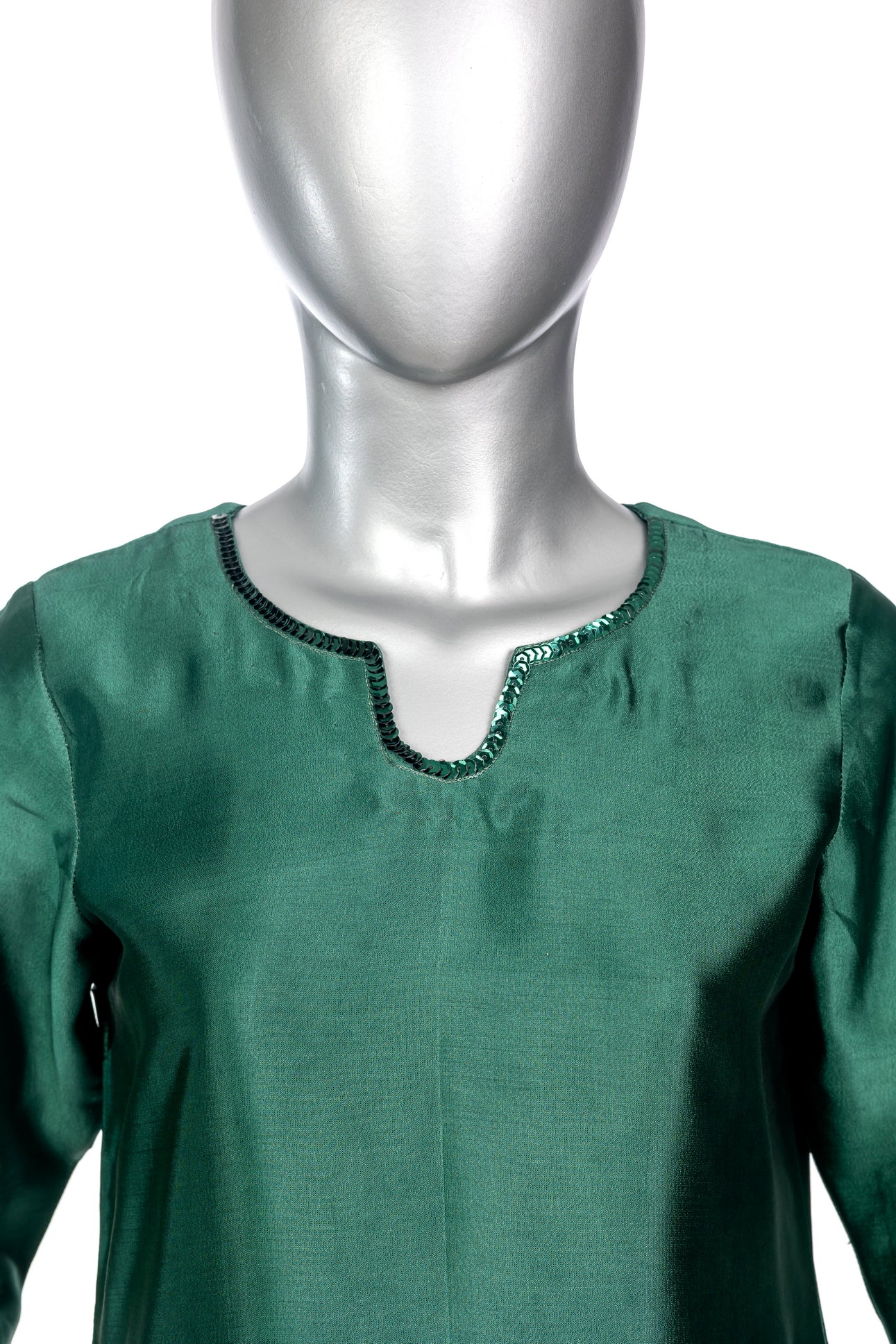 Kaneez – Emerald Green Sheesha Silk embroidered suit with Farshi Shalwar & silk dupatta by MariamRaj. Perfect wedding & festive wear Pakistanimoda.