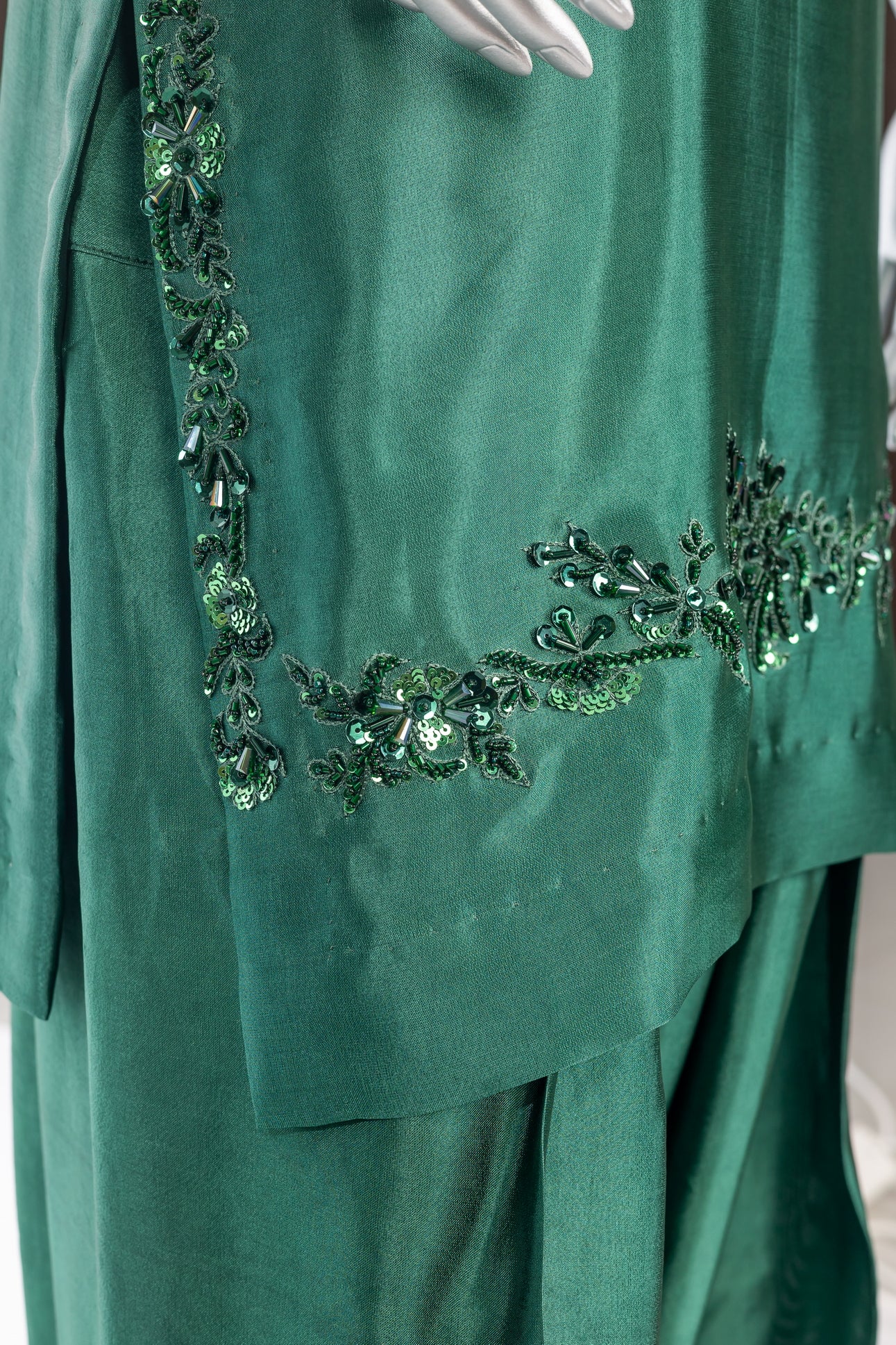 Kaneez – Emerald Green Sheesha Silk embroidered suit with Farshi Shalwar & silk dupatta by MariamRaj. Perfect wedding & festive wear Pakistanimoda.