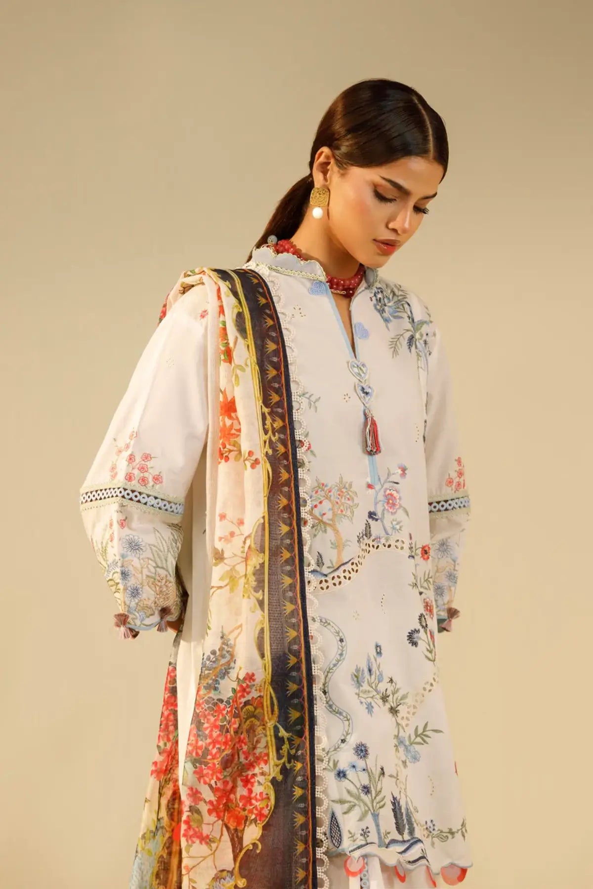 M262-003A white Sana Safinaz stitched suit with Doria dupatta