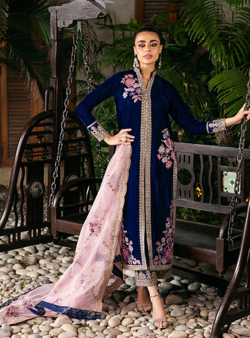 Meher Midnight Blue Velvet Jacket Style Suit by Zainab Chottani with pink organza dupatta from the Velvet Stitched ’25 Collection at Pakistanimoda.com.