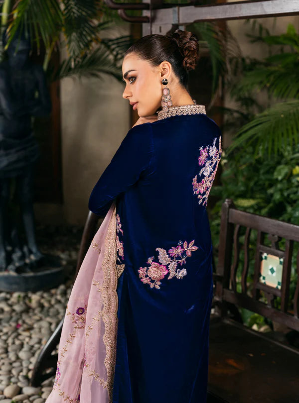 Meher Midnight Blue Velvet Jacket Style Suit by Zainab Chottani with pink organza dupatta from the Velvet Stitched ’25 Collection at Pakistanimoda.com.