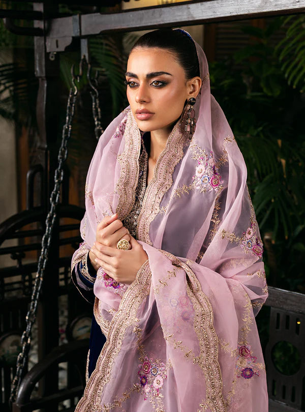 Meher Midnight Blue Velvet Jacket Style Suit by Zainab Chottani with pink organza dupatta from the Velvet Stitched ’25 Collection at Pakistanimoda.com.