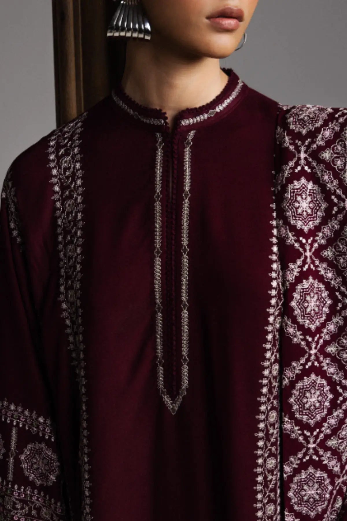 Zara Shahjahan Mehrab D3 maroon embroidered marina stitched winter 3PC suit with matching shawl from Saraab Winter 2026