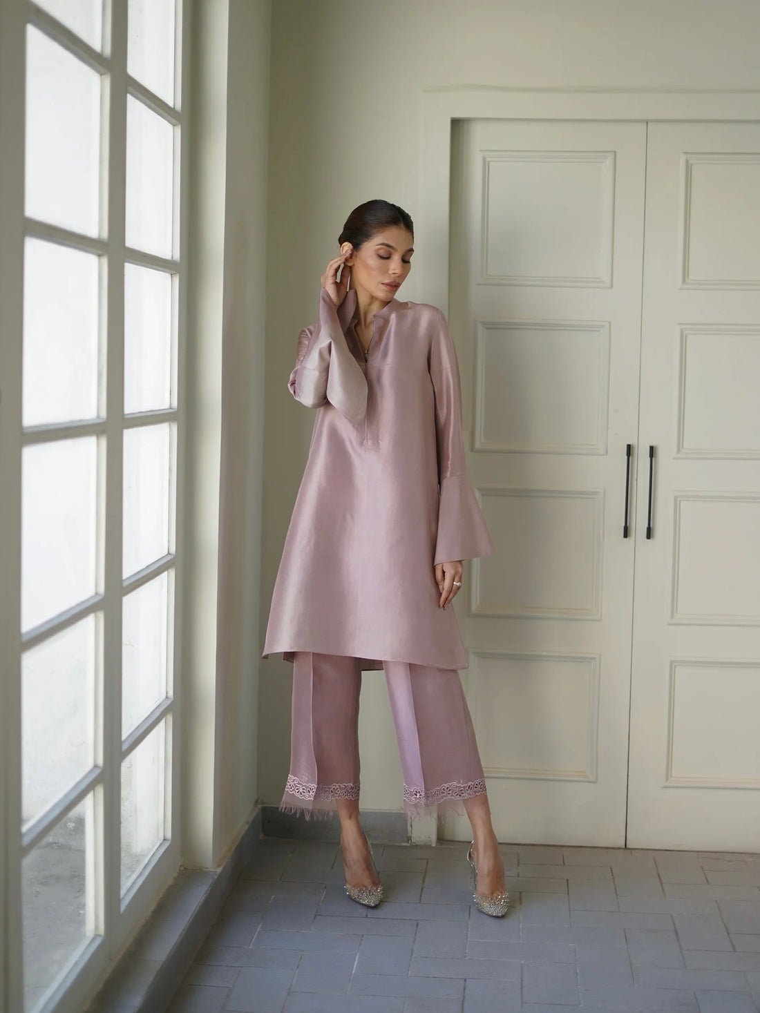 Mauve Pakistani silk shirt with tailored sleeves and embroidered trousers – elegant 2-piece formal wear outfit.
