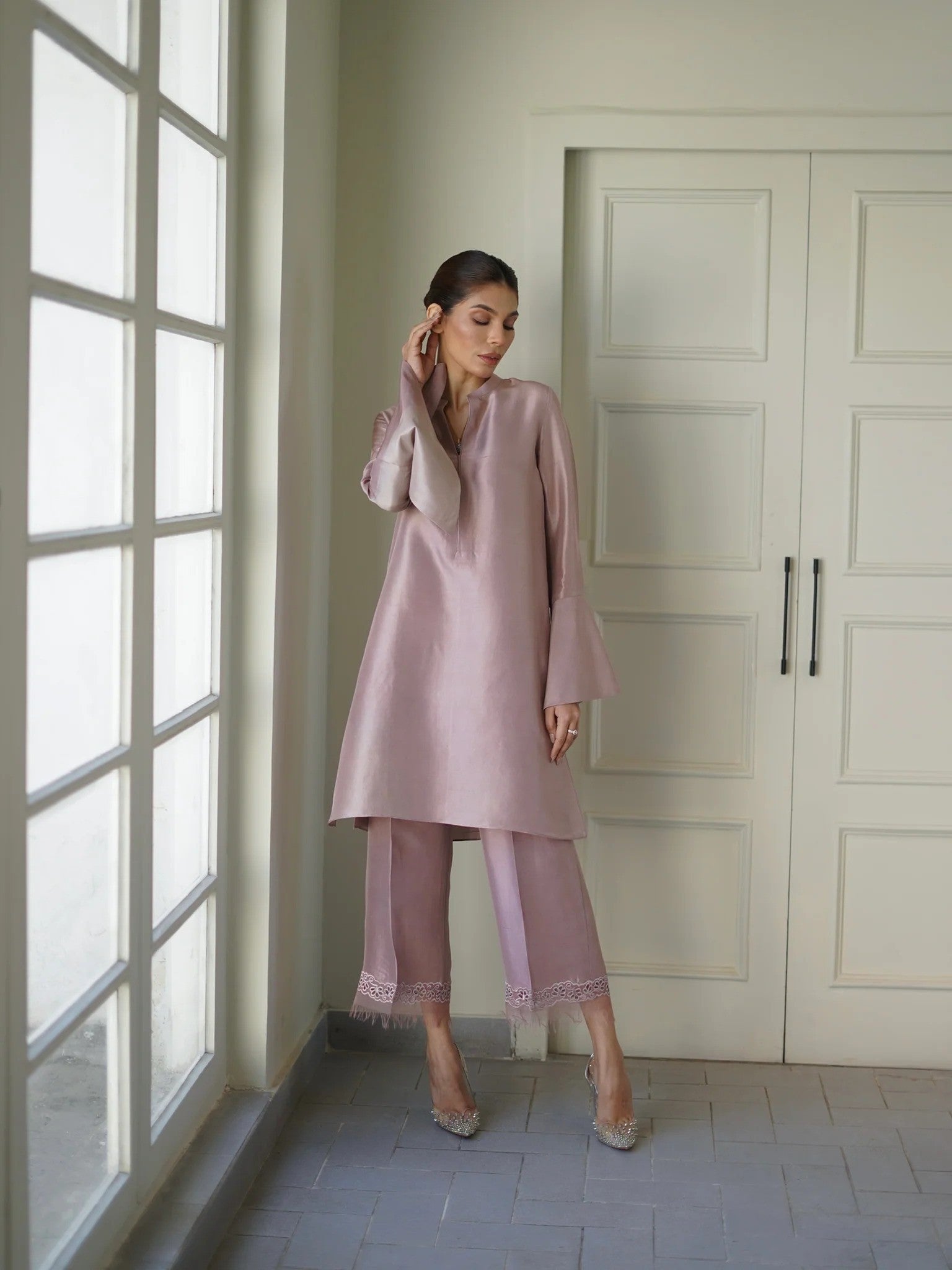 Mauve Pakistani silk shirt with tailored sleeves and embroidered trousers – elegant 2-piece formal wear outfit.