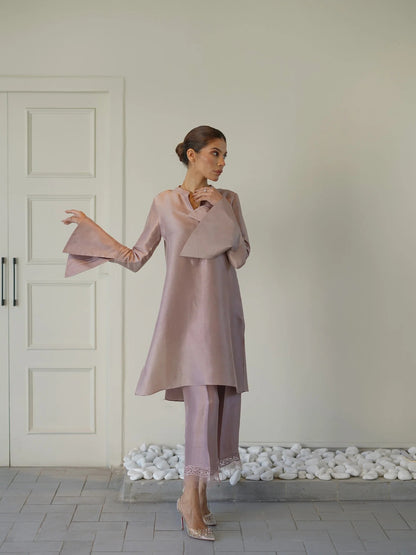 Mauve Pakistani silk shirt with tailored sleeves and embroidered trousers – elegant 2-piece formal wear outfit.