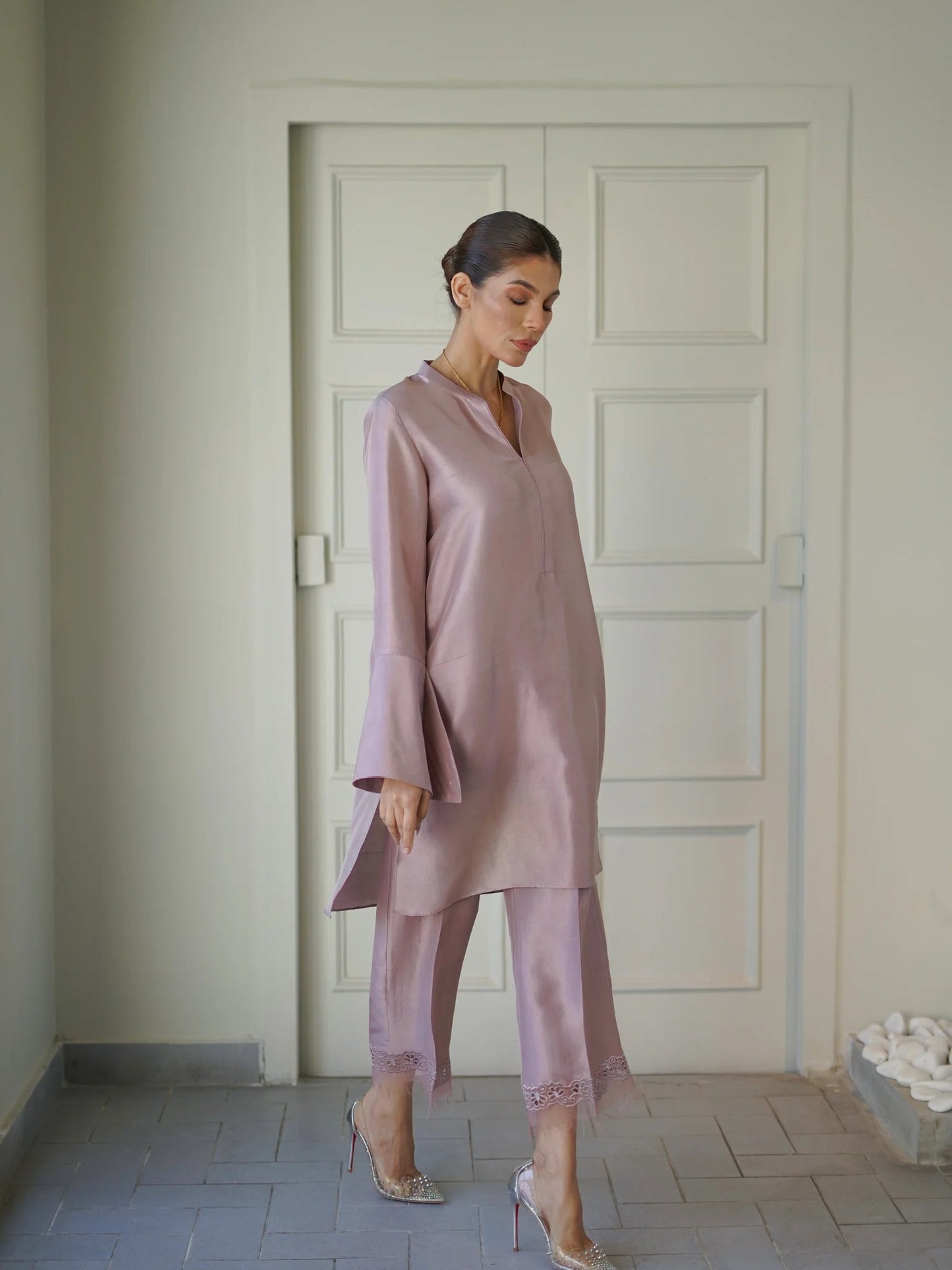 Mauve Pakistani silk shirt with tailored sleeves and embroidered trousers – elegant 2-piece formal wear outfit.
