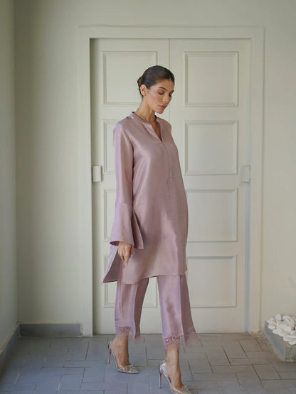 Mauve Pakistani silk shirt with tailored sleeves and embroidered trousers – elegant 2-piece formal wear outfit.