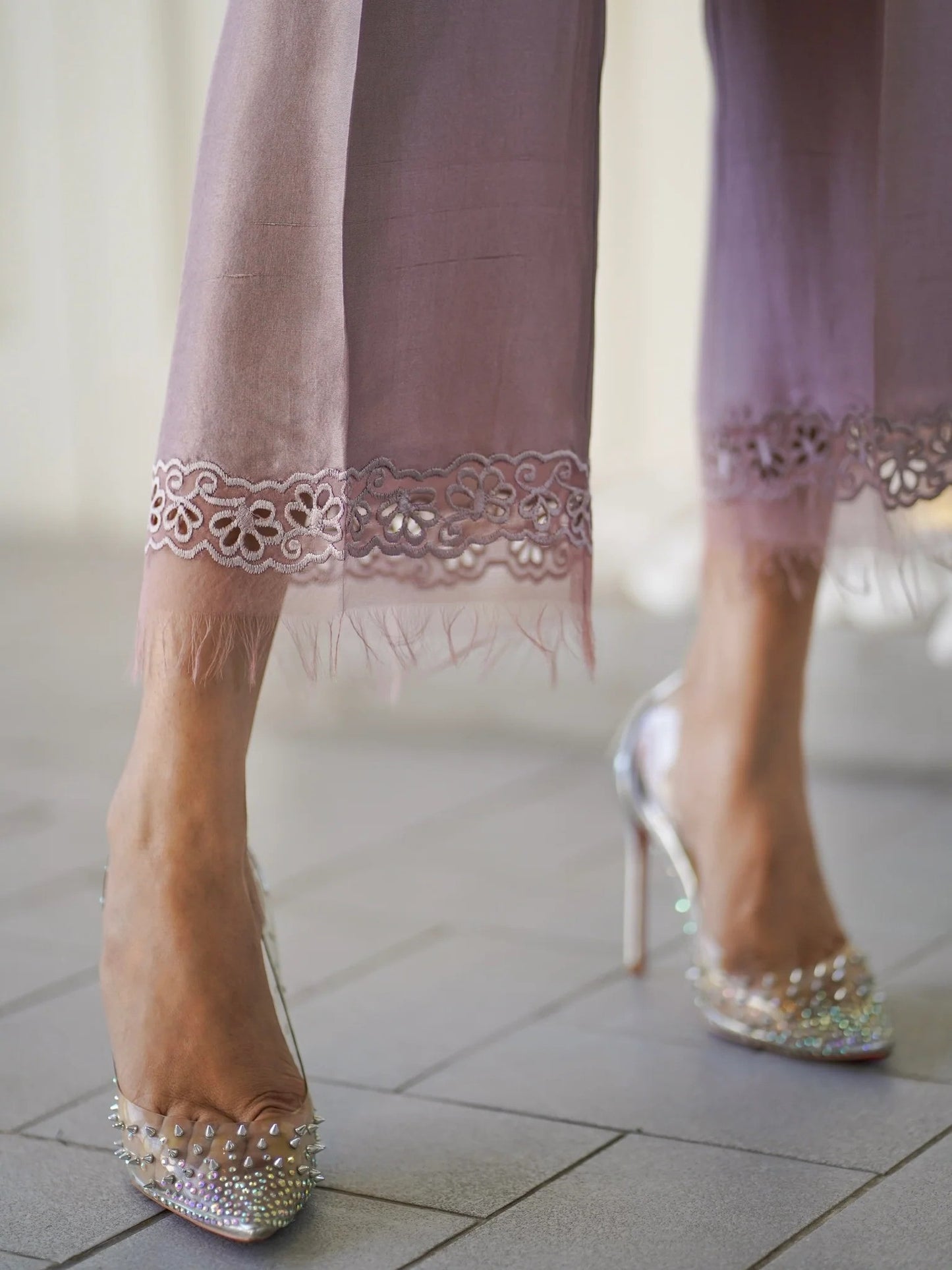 Mauve Pakistani silk shirt with tailored sleeves and embroidered trousers – elegant 2-piece formal wear outfit.