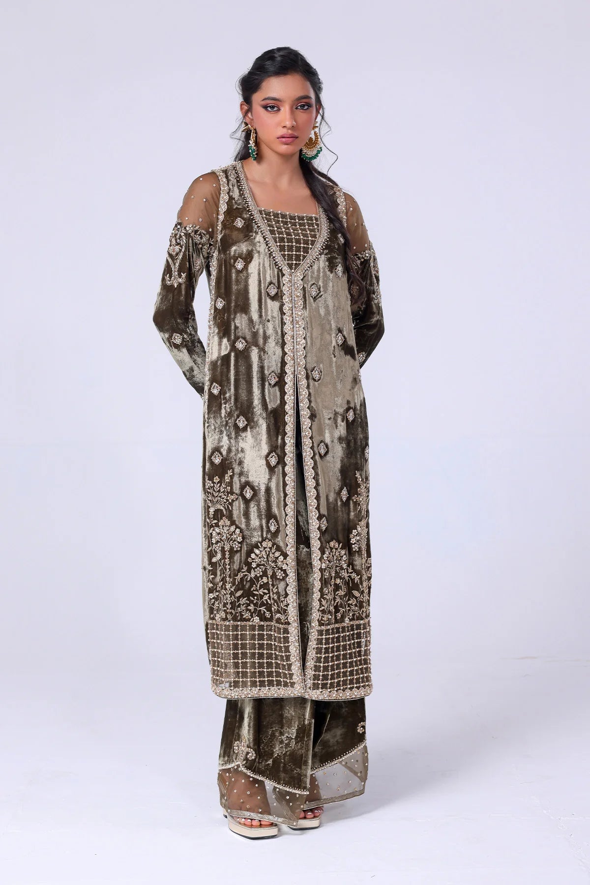 eal velvet shirt with resham, dabka & crystal work, jamawar finish, raw silk pants, and organza dupatta – festive Pakistani outfit for 2025.