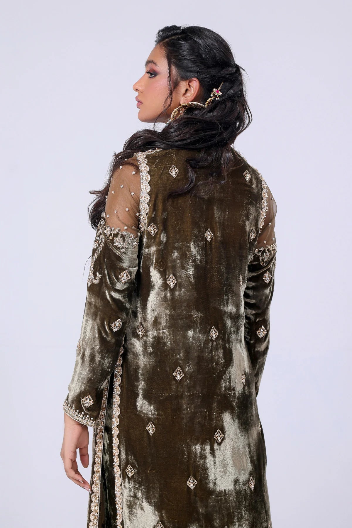 eal velvet shirt with resham, dabka & crystal work, jamawar finish, raw silk pants, and organza dupatta – festive Pakistani outfit for 2025.