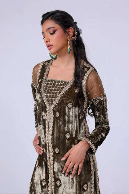 eal velvet shirt with resham, dabka & crystal work, jamawar finish, raw silk pants, and organza dupatta – festive Pakistani outfit for 2025.