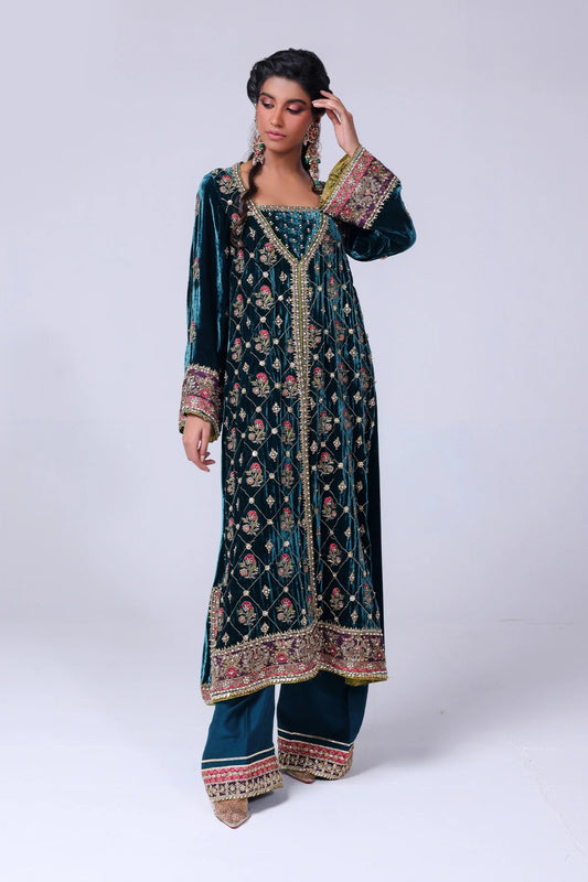 Teal velvet shirt with resham, crystals, naqshi & dabka work, gota borders, jamawar finish, raw silk pants & organza dupatta – wedding wear 2025.