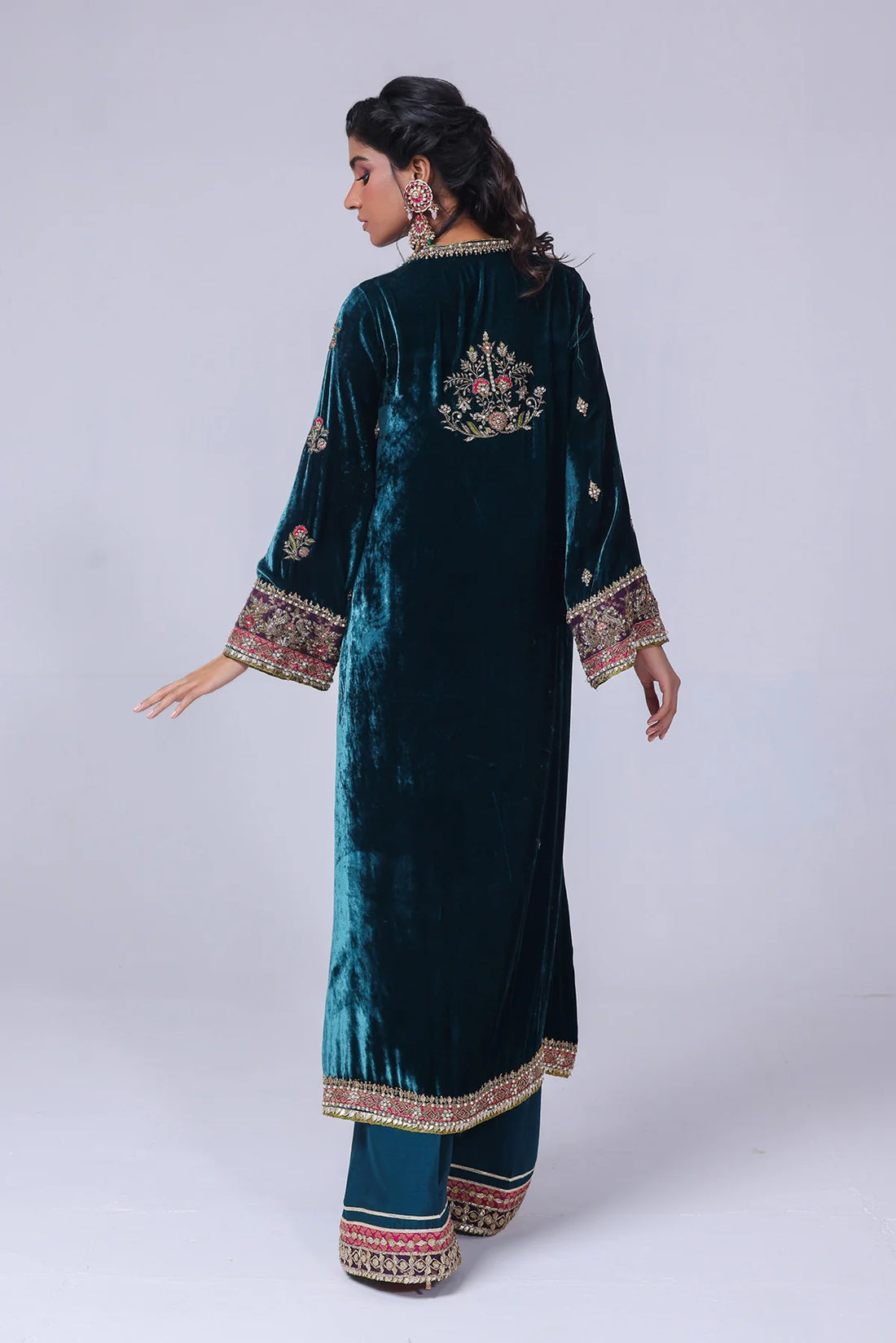 Teal velvet shirt with resham, crystals, naqshi & dabka work, gota borders, jamawar finish, raw silk pants & organza dupatta – wedding wear 2025.